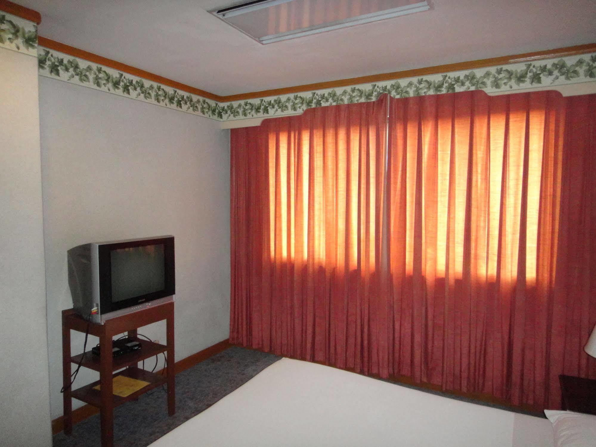 ฮอลิเดย์ พลาซ่า โฮเต็ล เซบู Hotel Cebu ภายนอก รูปภาพ