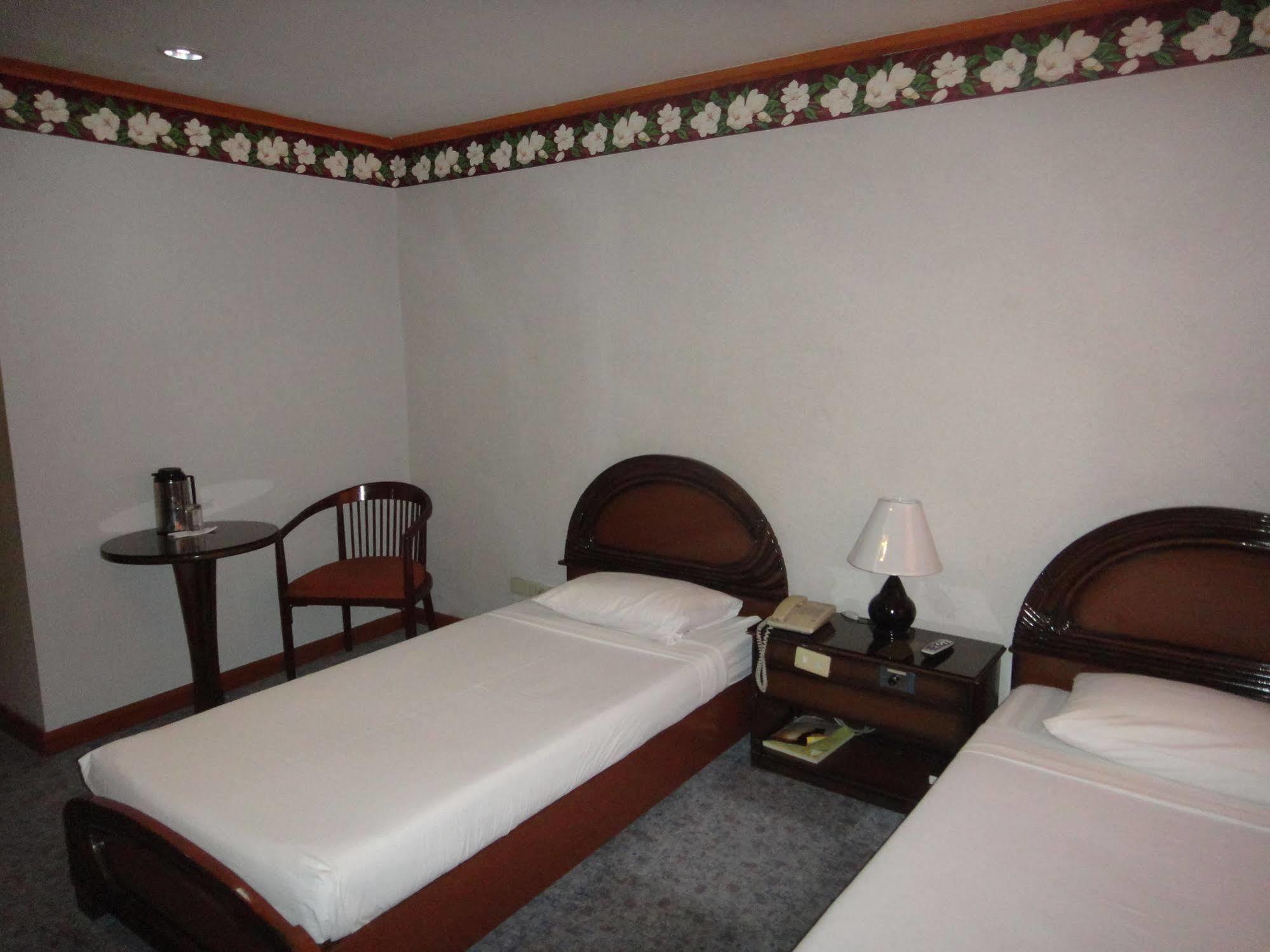 ฮอลิเดย์ พลาซ่า โฮเต็ล เซบู Hotel Cebu ภายนอก รูปภาพ