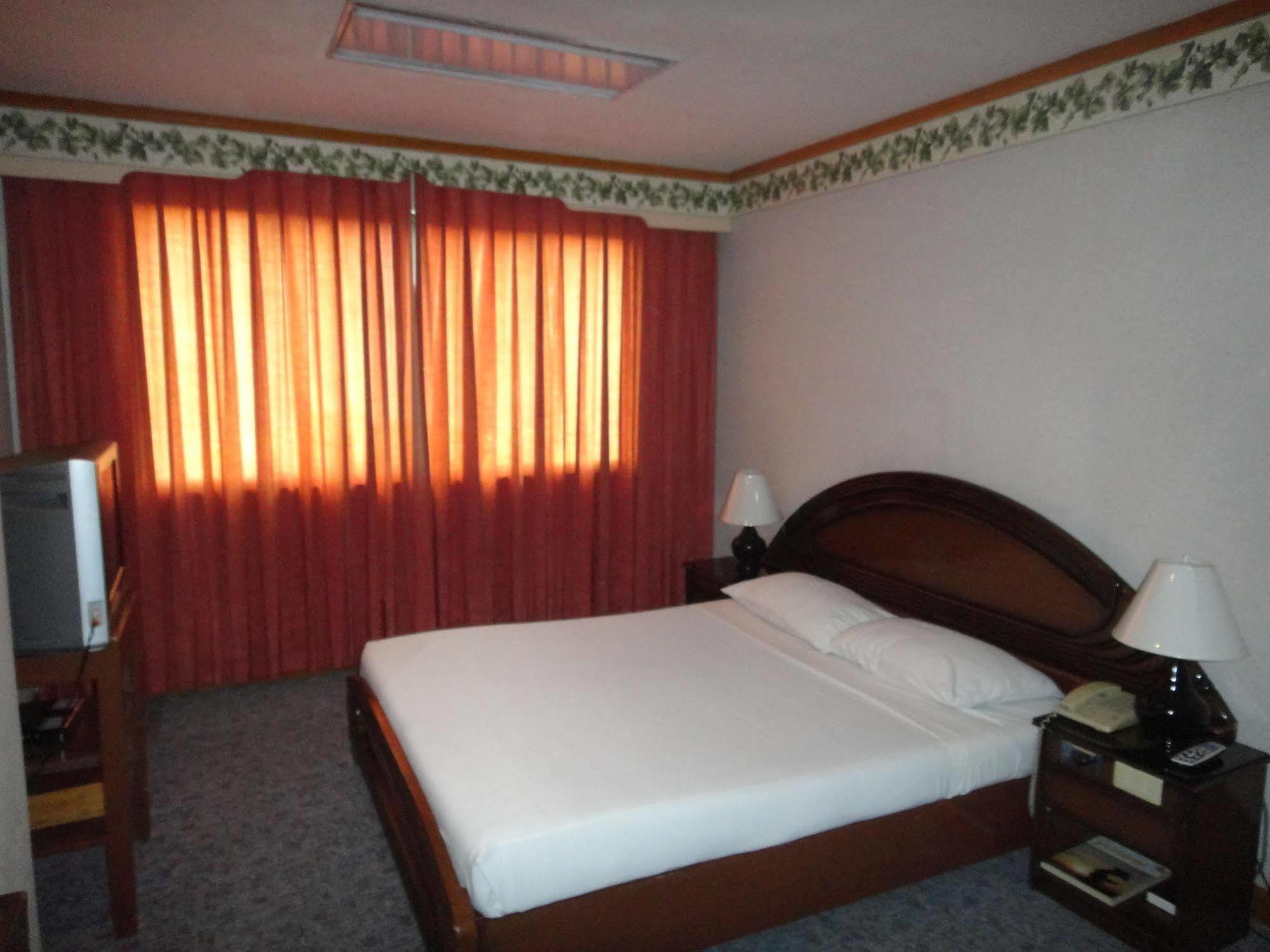 ฮอลิเดย์ พลาซ่า โฮเต็ล เซบู Hotel Cebu ภายนอก รูปภาพ