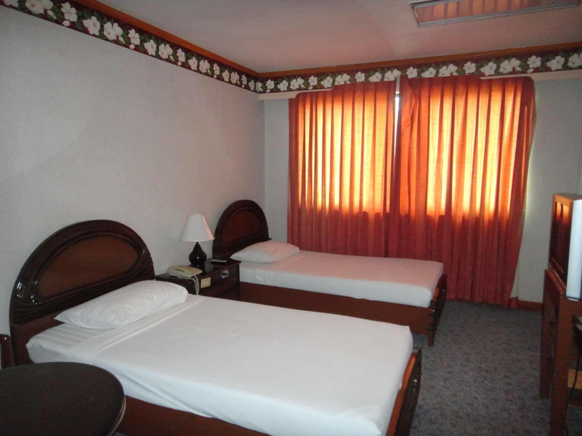 ฮอลิเดย์ พลาซ่า โฮเต็ล เซบู Hotel Cebu ภายนอก รูปภาพ
