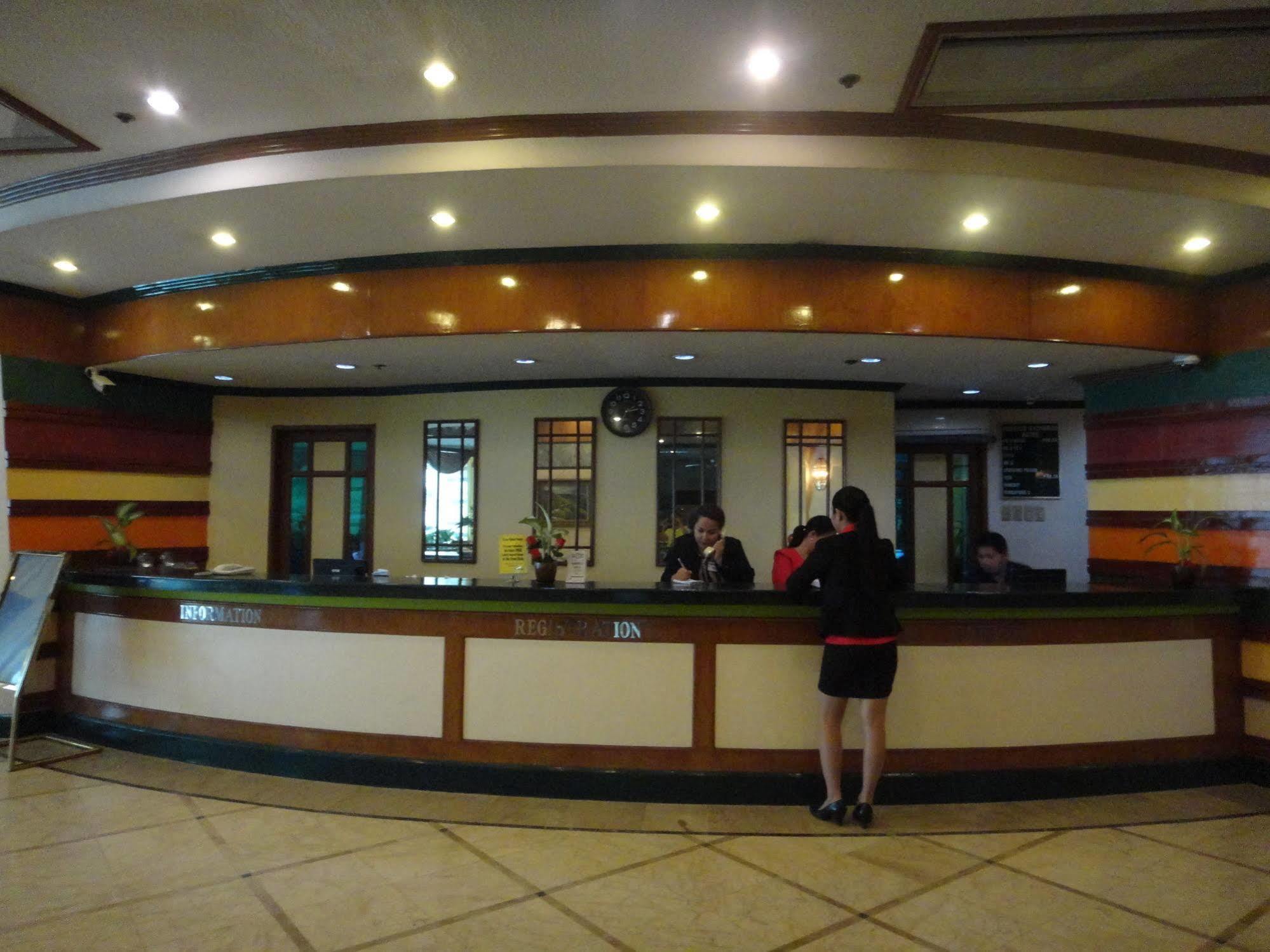 ฮอลิเดย์ พลาซ่า โฮเต็ล เซบู Hotel Cebu ภายนอก รูปภาพ