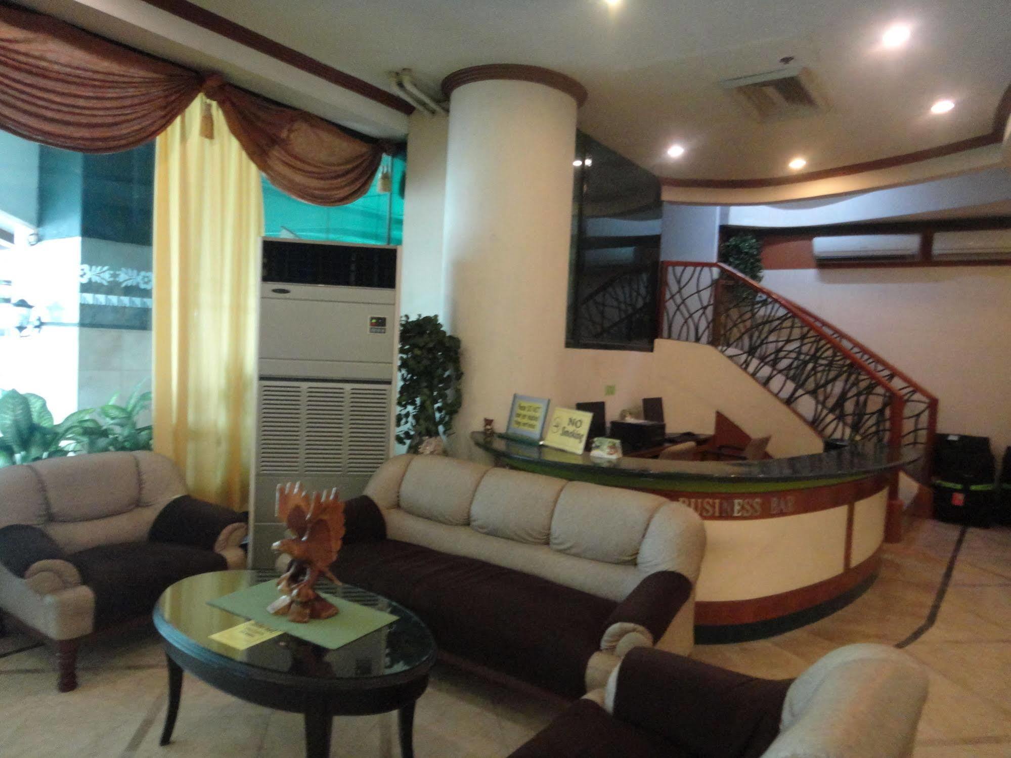 ฮอลิเดย์ พลาซ่า โฮเต็ล เซบู Hotel Cebu ภายนอก รูปภาพ