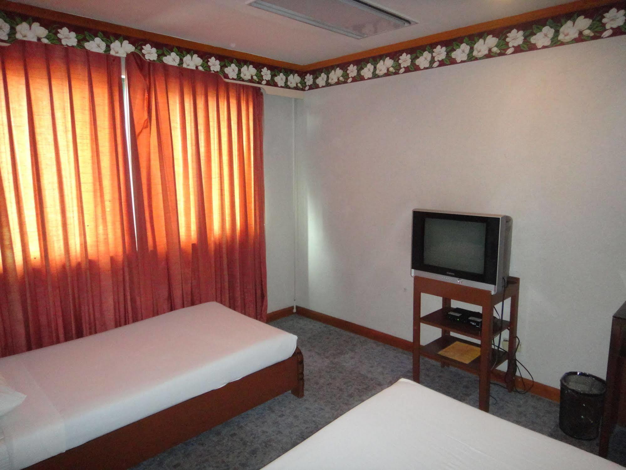 ฮอลิเดย์ พลาซ่า โฮเต็ล เซบู Hotel Cebu ภายนอก รูปภาพ